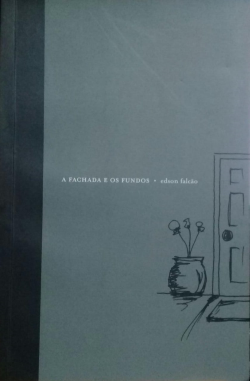 A Fachada E Os Fundos