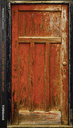 Uma Porta Para Um Quarto Escuro