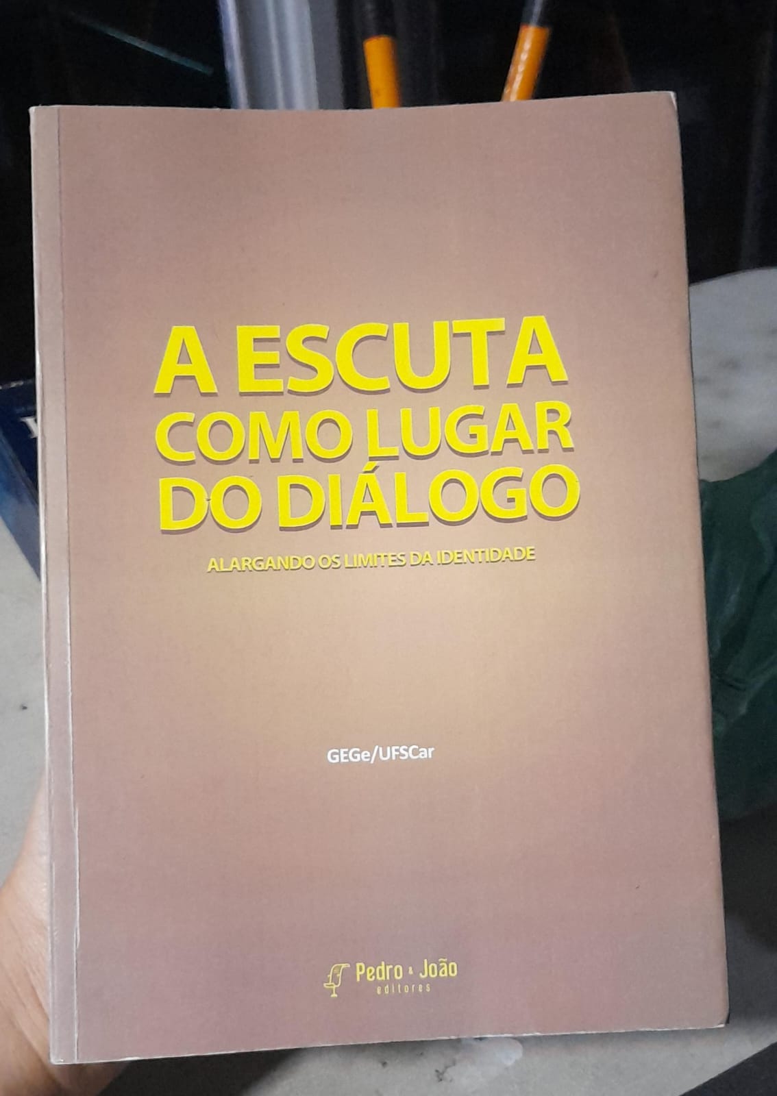 a escuta como lugar do dialogo - alargando os limites da identidade