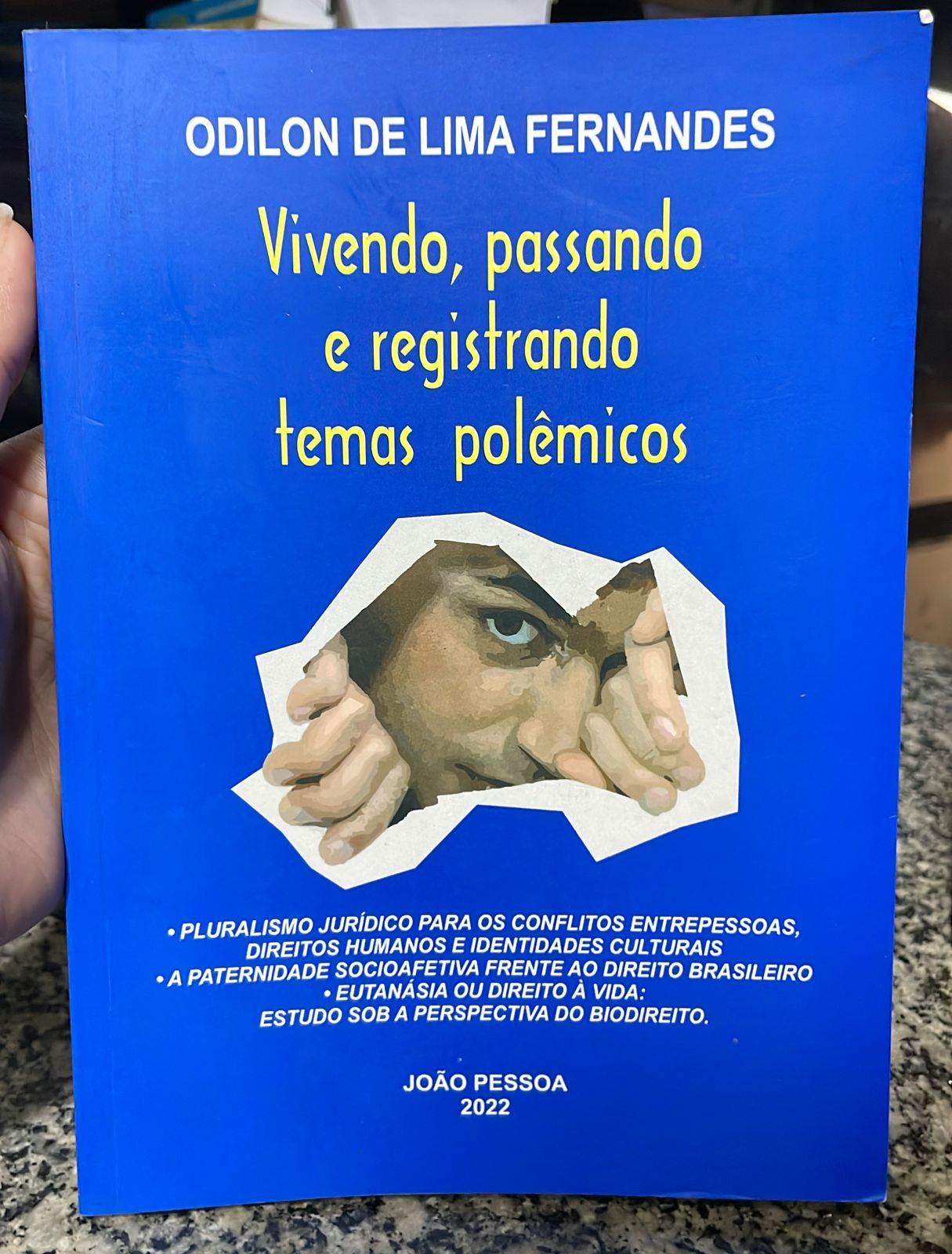 vivendo, passando e registrando temas polêmicos