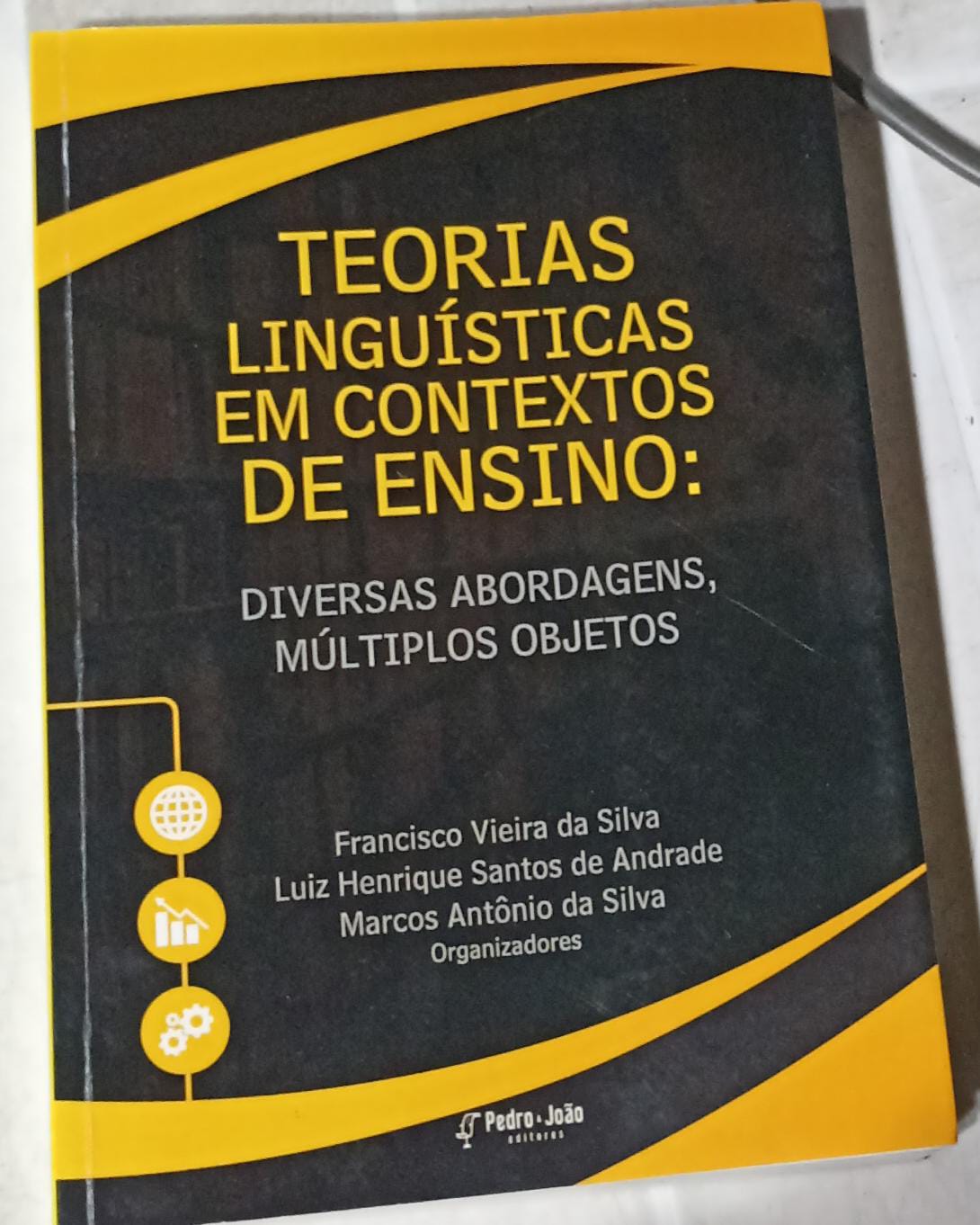 Teorias linguisticas em contextos de ensino - Diversas abordagens, multiplos objetos
