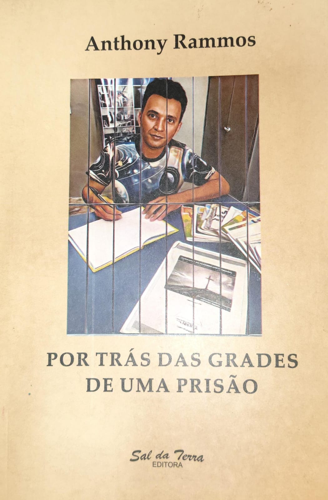 Por trás das grades de uma prisão