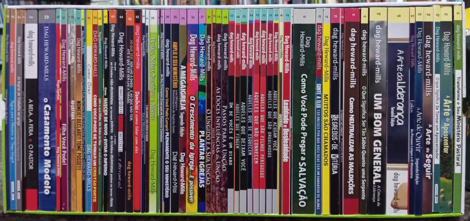 Biblioteca Makarios 60 Vols - Incompleta faltam os números 5, 42, 49 e 54 {116}