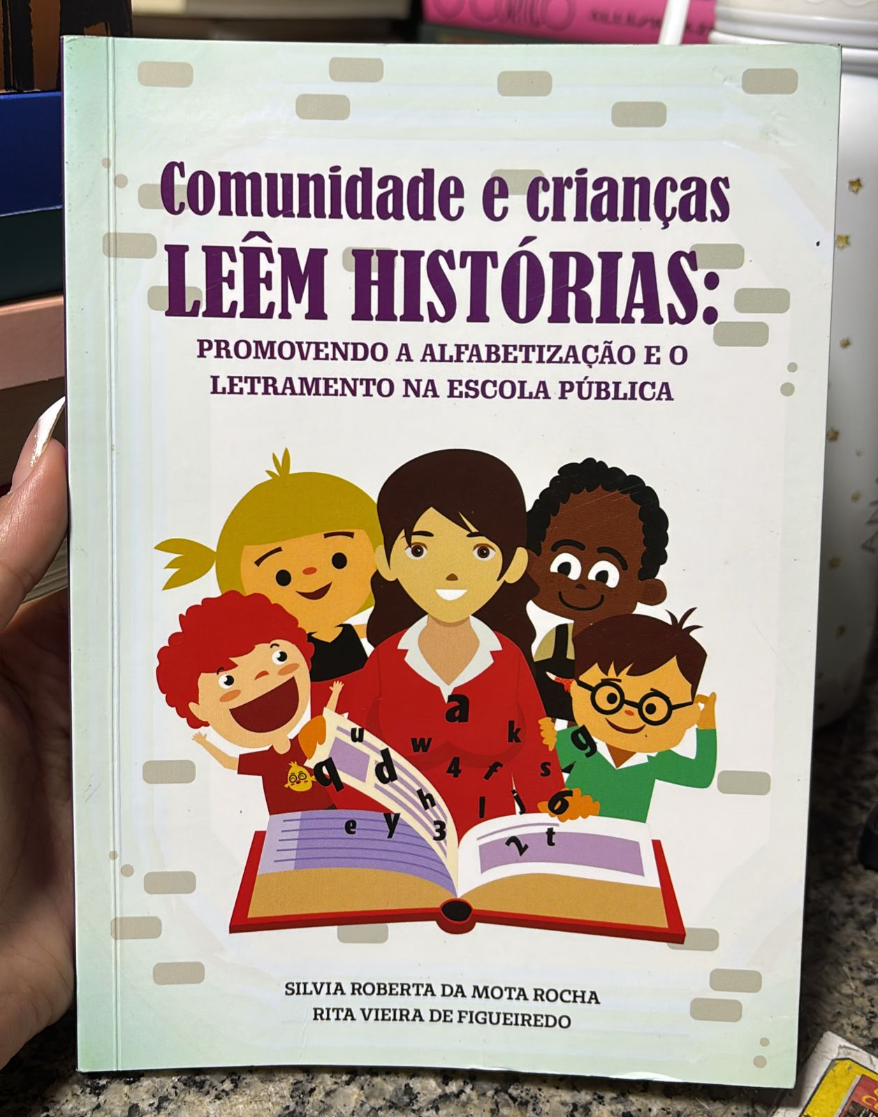 comunidade e crianças leêm histórias - promovendo a alfabetização e o letramento na escola pública