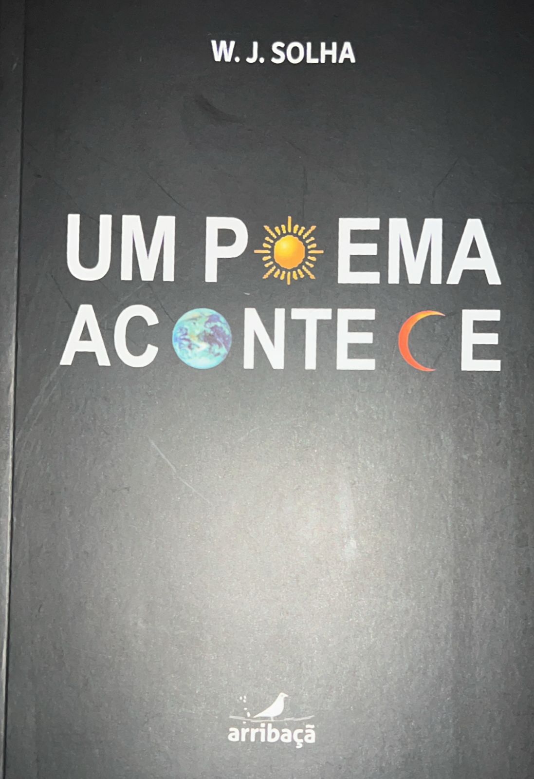 Um poema acontece
