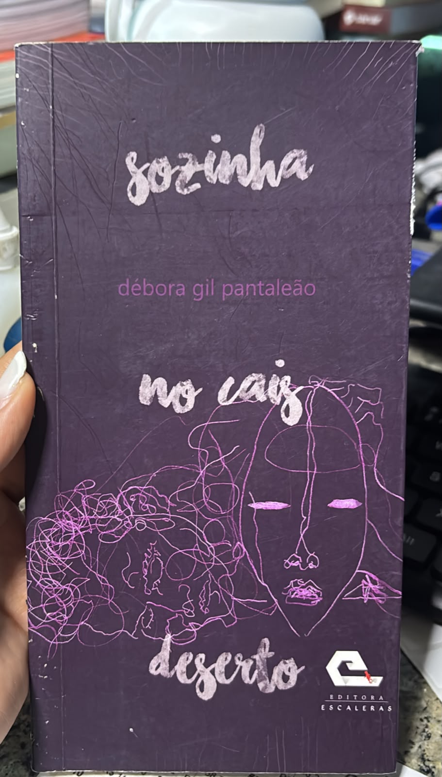 sozinha no cais deserto