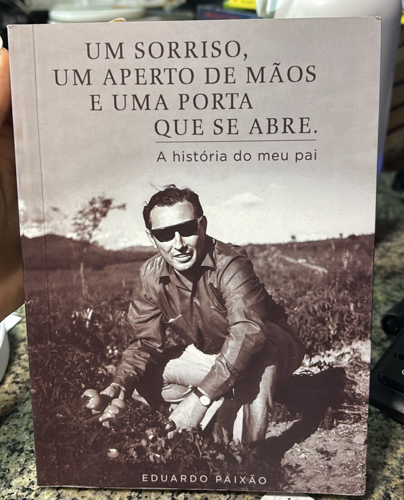 um sorriso, um aperto de mãos e uma porta que se abre